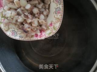 韭菜炒鱿鱼的做法步骤：3