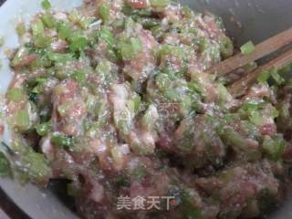 水饺～一次包多点放冰箱随吃随取的做法步骤：2