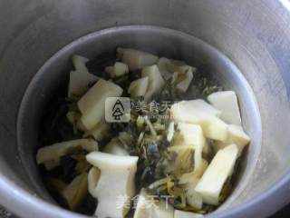 雪菜煮毛笋头的做法步骤：10