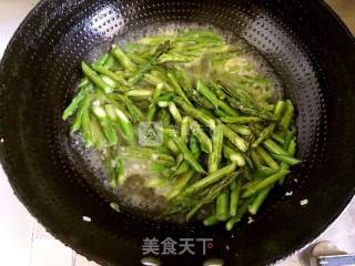 腊肠炒芦笋的做法步骤：4