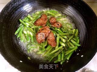 腊肠炒芦笋的做法步骤：5