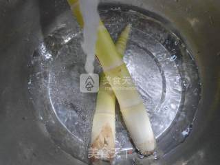 雪菜蚕豆炒雷笋的做法步骤：2