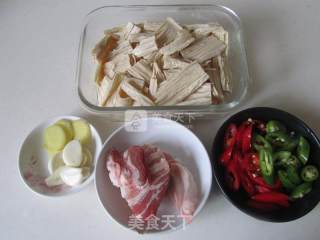 腐竹焖五花肉的做法步骤：1