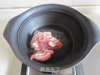 腐竹焖五花肉的做法步骤：2
