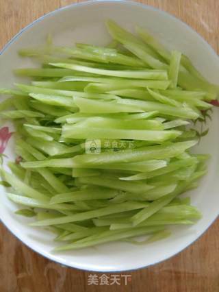 清炒莴笋的做法步骤：1