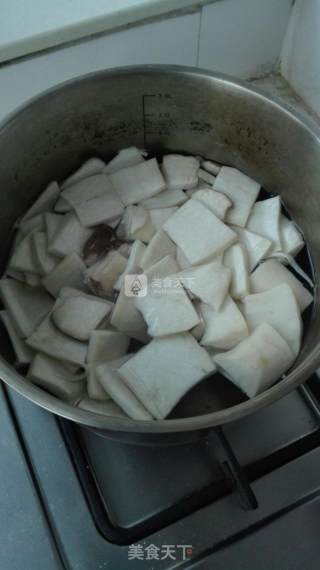 杏鲍菇炒豆腐泡的做法步骤：1