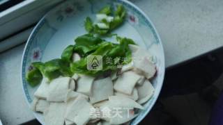 杏鲍菇炒豆腐泡的做法步骤：2