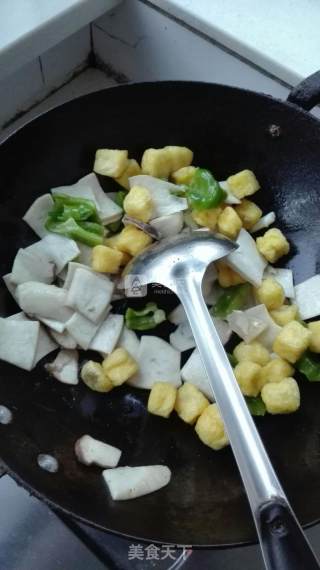 杏鲍菇炒豆腐泡的做法步骤：4