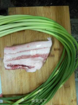 蒜薹炒五花肉的做法步骤：1