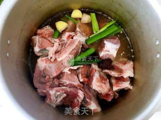 酱骨头的做法步骤：2