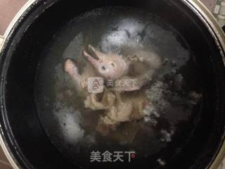 土茯苓绿豆白鸽汤的做法步骤：1