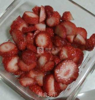 草莓果酱的做法步骤：2