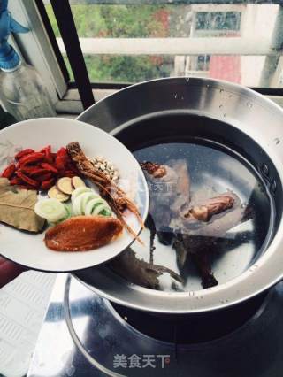 废物利用——当归鸭架汤的做法步骤：3