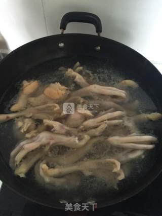 麻辣卤鸭掌的做法步骤：1