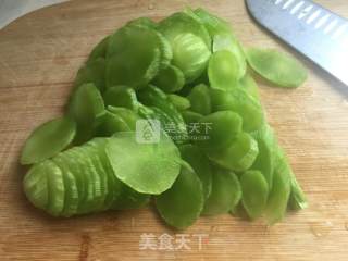 黑木耳莴笋炒蛋的做法步骤：3