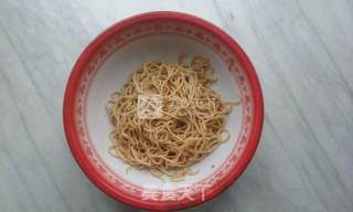 热干面的新吃法---冰镇热干面（夏天家庭10分钟自制冰镇热干面）的做法步骤：2