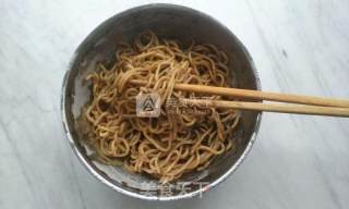 热干面的新吃法---冰镇热干面（夏天家庭10分钟自制冰镇热干面）的做法步骤：7