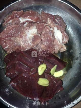 枸杞瘦肉猪肝汤的做法步骤：2