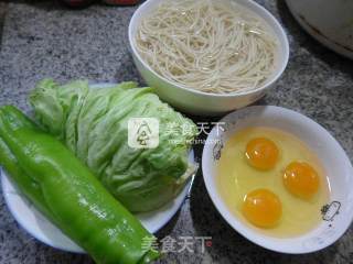 蔬菜鸡蛋炒面的做法步骤：1
