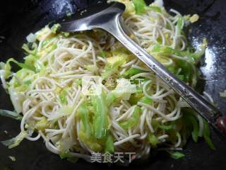 蔬菜鸡蛋炒面的做法步骤：10
