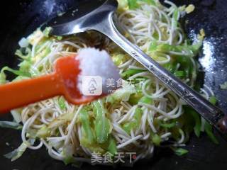 蔬菜鸡蛋炒面的做法步骤：12