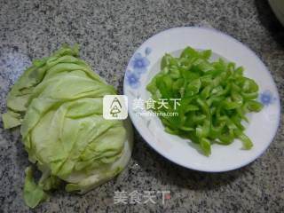 尖椒炒牛心菜的做法步骤：1