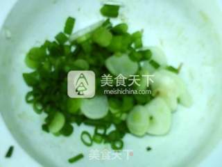葱香蛋炒全麦土司的做法步骤：2