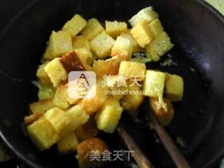 葱香蛋炒全麦土司的做法步骤：9