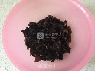 木耳炒蛋的做法步骤：2