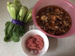 山蘑菇油菜炒肉的做法步骤：1