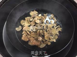 山蘑菇油菜炒肉的做法步骤：3