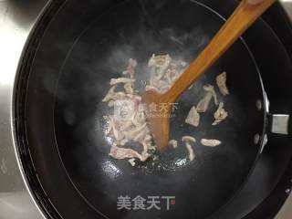山蘑菇油菜炒肉的做法步骤：4