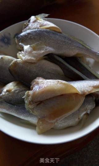 酱烧黄鱼的做法步骤：1