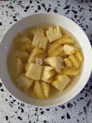 菠萝咕噜肉的做法步骤：1