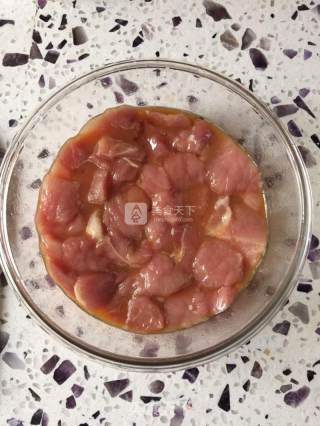 菠萝咕噜肉的做法步骤：2