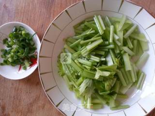 芹菜炒豆皮的做法步骤：2
