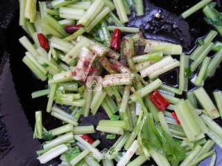 芹菜炒豆皮的做法步骤：6