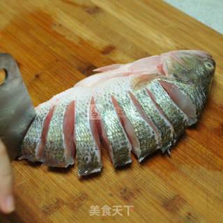火腿蒸鲈鱼的做法步骤：1