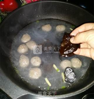 牛丸木耳炖粉条的做法步骤：5