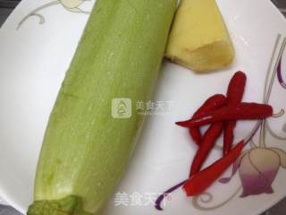 西葫芦哑铃的做法步骤：1