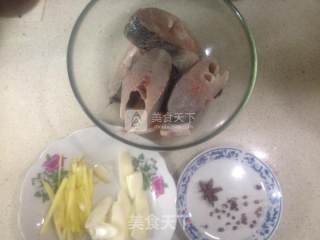 酱炖鱼的做法步骤：4
