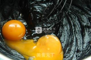 【黑色简约经典】---煤炭蛋糕的做法步骤：3