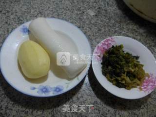 雪菜土豆煮年糕的做法步骤：1