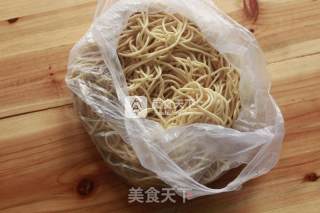 湖北特色正宗秘制武汉热干面的做法步骤：2