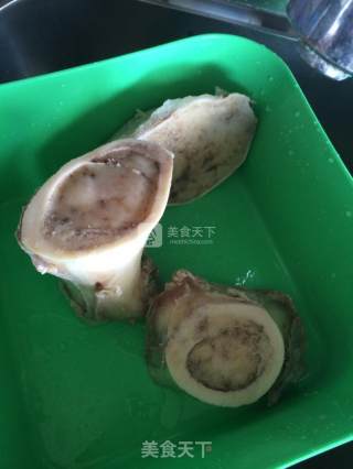 牛骨汤的做法步骤：1