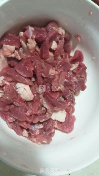 孜然羊肉的做法步骤：1
