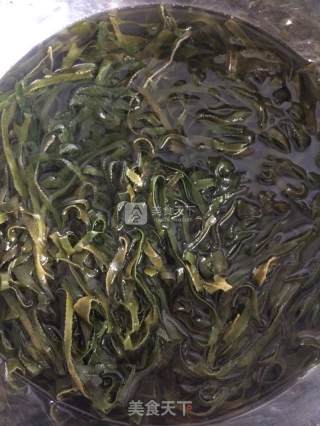 蒜香海带丝的做法步骤：1