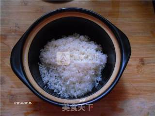 三拼腊味煲仔饭的做法步骤：3