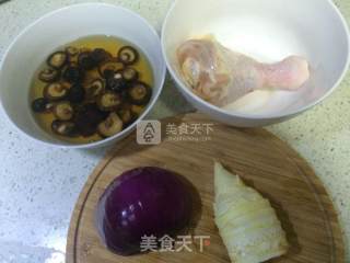 香滑鸡腿焖饭的做法步骤：1