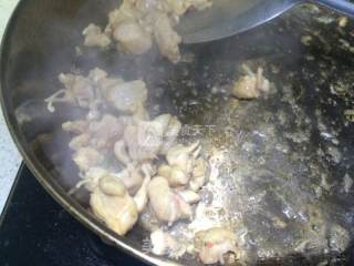 香滑鸡腿焖饭的做法步骤：3